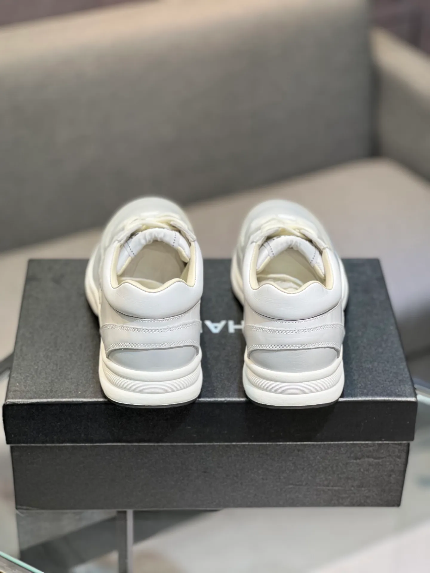 Men's men's shoes 💰660 Exclusive real shot (top version) CHANEL Chanel 2025ss color matching thick-soled casual sports shoes and sneakers. The counter is synchronized. The counter is very popular. A shoe that is very difficult to buy. The most popular thick-soled panda shoes on the Internet. It can be imagined that Xiaoxiang control can't miss it. It has both good looks and comfort. Simple and versatile white shoes. The thick sole increases the height and is super versatile. Close your eyes and wear it. Whoever wears it will look better. Upper: calfskin Lining: imported sheepskin lining Outsole: TPU original outsole Size: 35-44 (customized for women 41 and 40, and 45 for men)